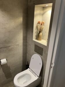 Modern toilet met nis en decoratieve verlichting