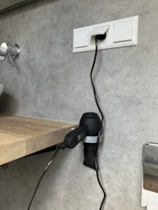 Elektriciteitsvoorziening in de mobiele badkamer
