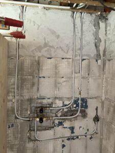 Badkamer gestript en nieuwe leidingen aangelegd