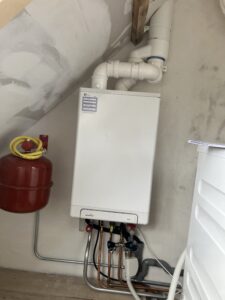 Warmtepomp en expansievat geïnstalleerd op zolder