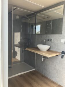 Luxe tijdelijke badkamer in een aanhangwagen