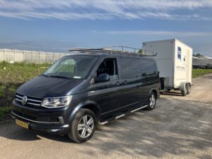 Gezin dat tijdens verbouwing zonder badkamer zit (illustratie van het probleem)