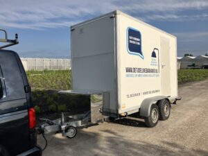 Badkamerkar geplaatst in een tuin tijdens een verbouwing