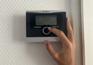 Het instellen van een thermostaat in een woning tijdens een onderhoudsbeurt