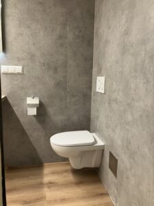 Aangesloten toilet in de tijdelijke badkamer