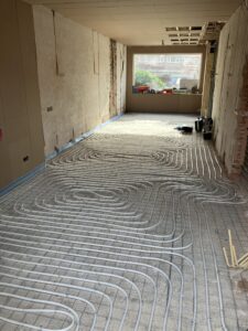 Vloerverwarming in strak patroon tijdens aanleg